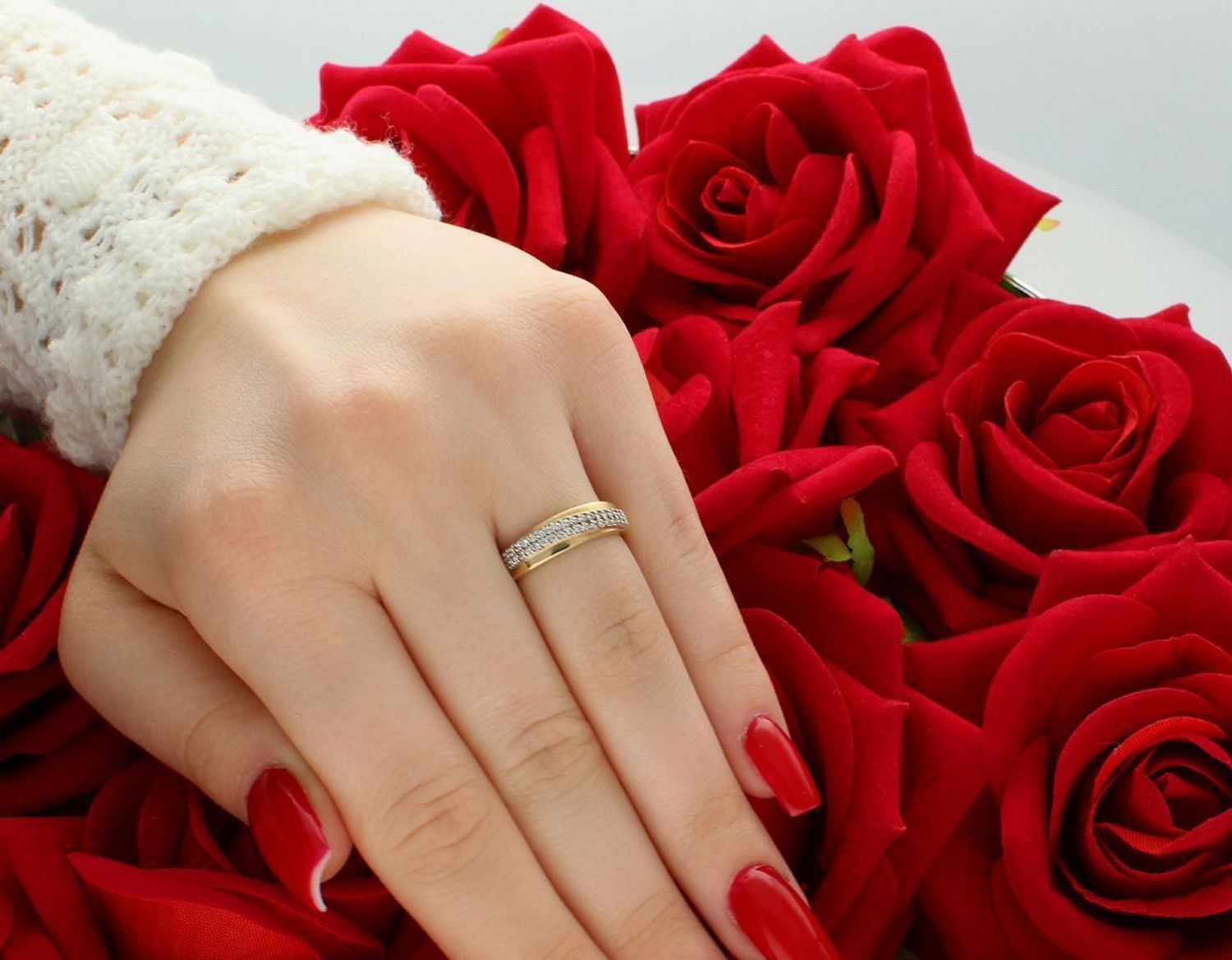 Pierścionek damski ze złota próby 585, zdobiony lśniącymi cyrkoniami. Waga 2,03 g, szerokość góry 5 mm, rozmiar 13. Idealny na prezent i wyjątkowe okazje.1.jpg